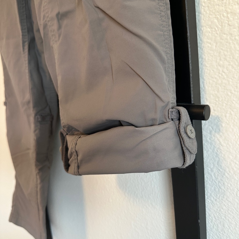North Face adjustable hiking pant. Like new condition but missing button. - Picture 4 of 10